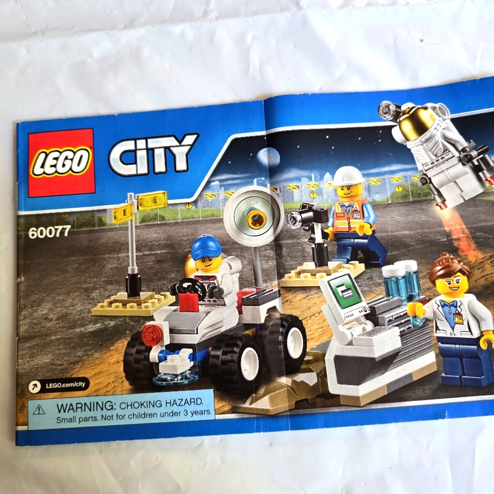 LEGO City 60077 Construction Set - Blue and White like new book and all pieces
